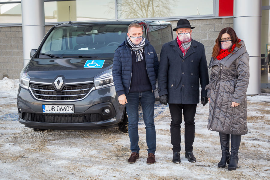 Na zdjęciu Wójt Gminy, Zastępca Wójta i Skarbnik przed nowo zakupionym samochodem