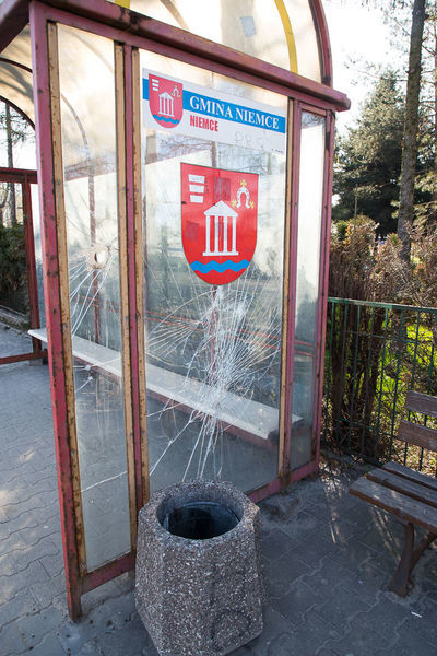 Na zdjęciu zdewastowany przystanek autobusowy w Niemcach