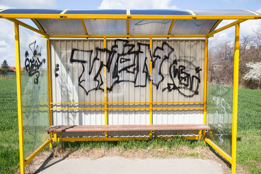 Na zdjęciu zdewastowany farbą przystanek autobusowy w Elizówce