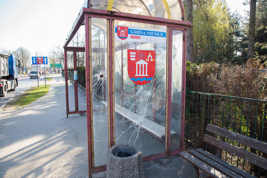Na zdjęciu zdewastowany przystanek autobusowy w Niemcach