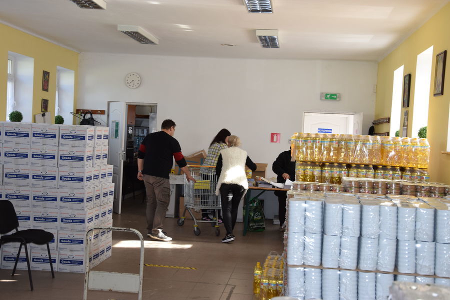 na zdjęciu pracownicy OPS wydający pomoc żywnościową