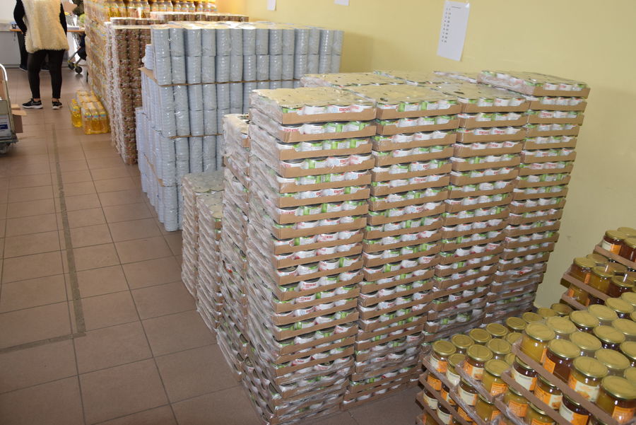 Na zdjęciu żywność na paletach