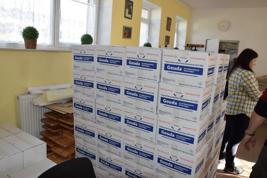 Na zdjęciu żywność na paletach