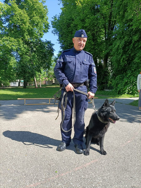 Zdjęcie przedstawia policjanta z psem.