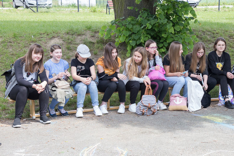 Zdjęcie przedstawia siedące dzieci