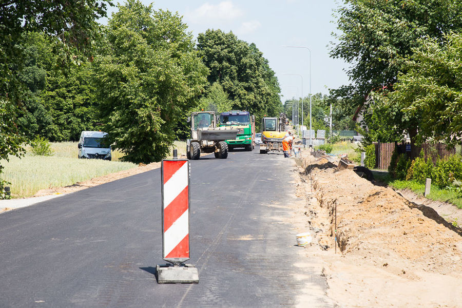 Na zdjęciu remontowana droga powiatowa nr 1549L
