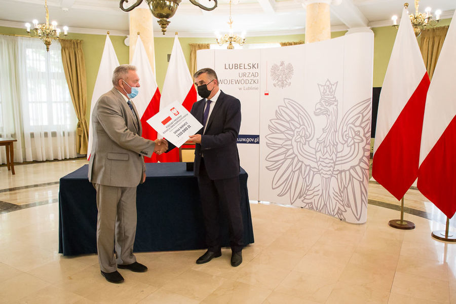 Na zdjęciu Wójt Gminy Niemce odbierający promesę od Wojewody Lubelskiego