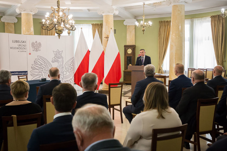 Na zdjęciu samorządowcy słuchający wystąpienia Wojewody Lubelskiego