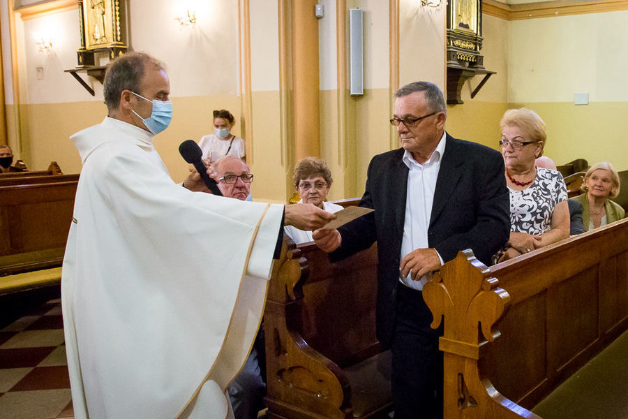 Na zdjęciu proboszcz przekazujący gratulacje parze jubilatów