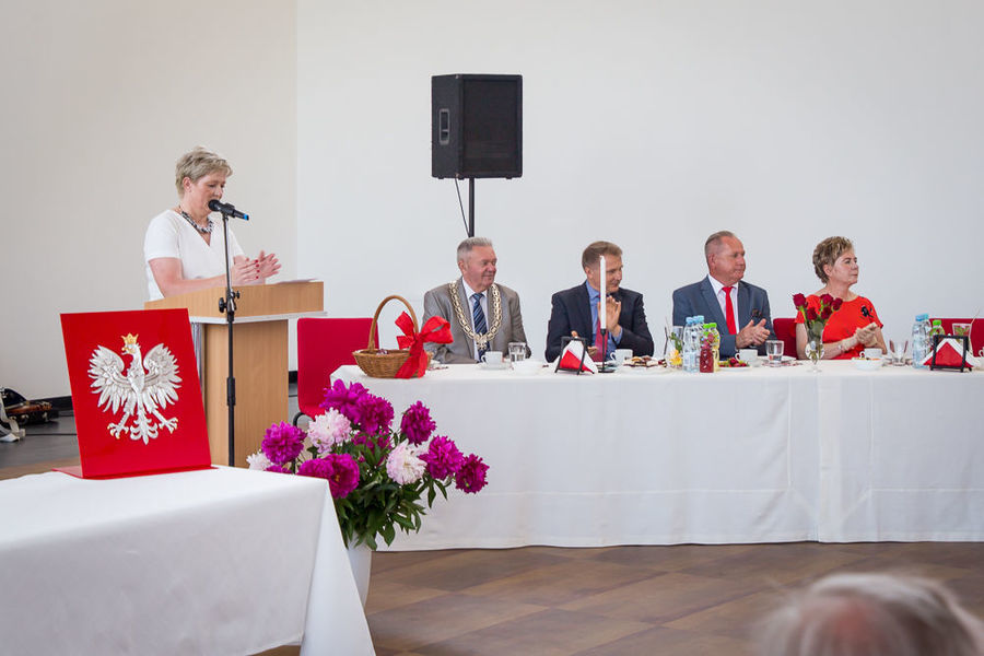 Na zdjęciu kierownik USC, w tle władze gminy