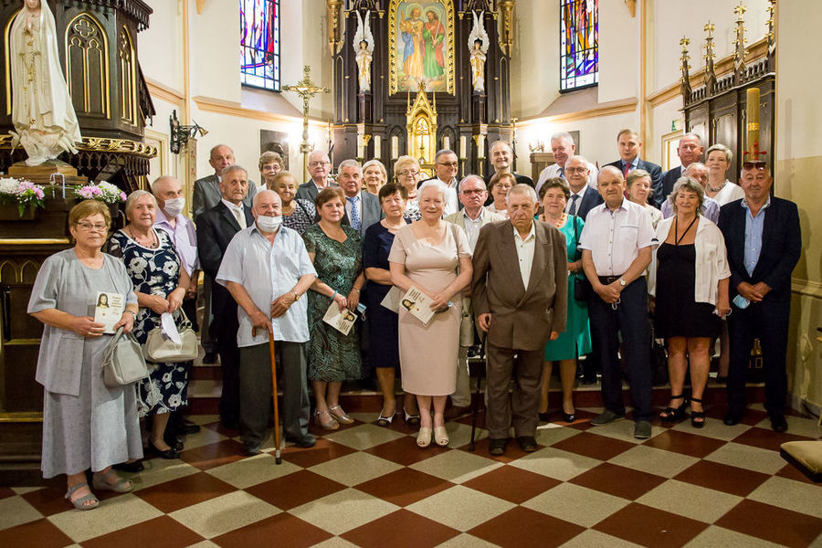 Zdjęcie grupowe uczestników uroczystości w kościele