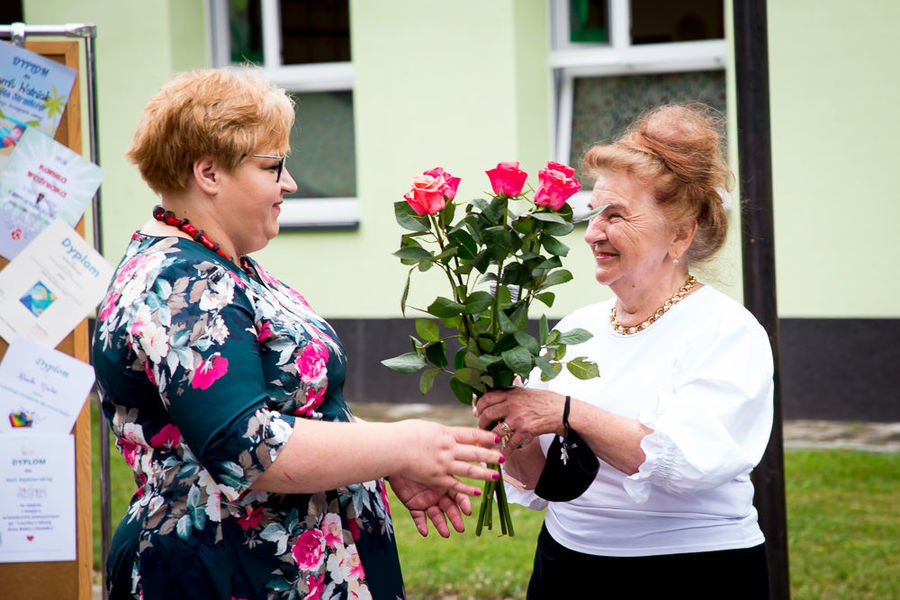 Na zdjęciu pani Dyrektor odbiera kwiaty od emerytowanej nauczycielki szkoły
