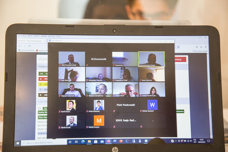 Na zdjęciu monitor wyświetlający uczestników biorący udział w sesji on-line.