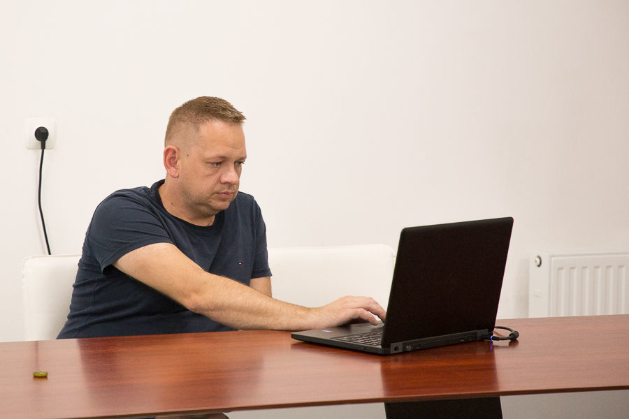 Na zdjęciu pracownik referatu  inwestycji, zamówień publicznych i pozyskiwania środków zewnętrznych
