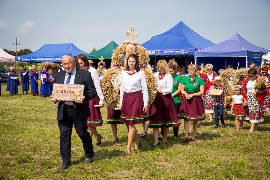 Na zdjęciu delegacja wieńcowa z miejscowości Nasutów
