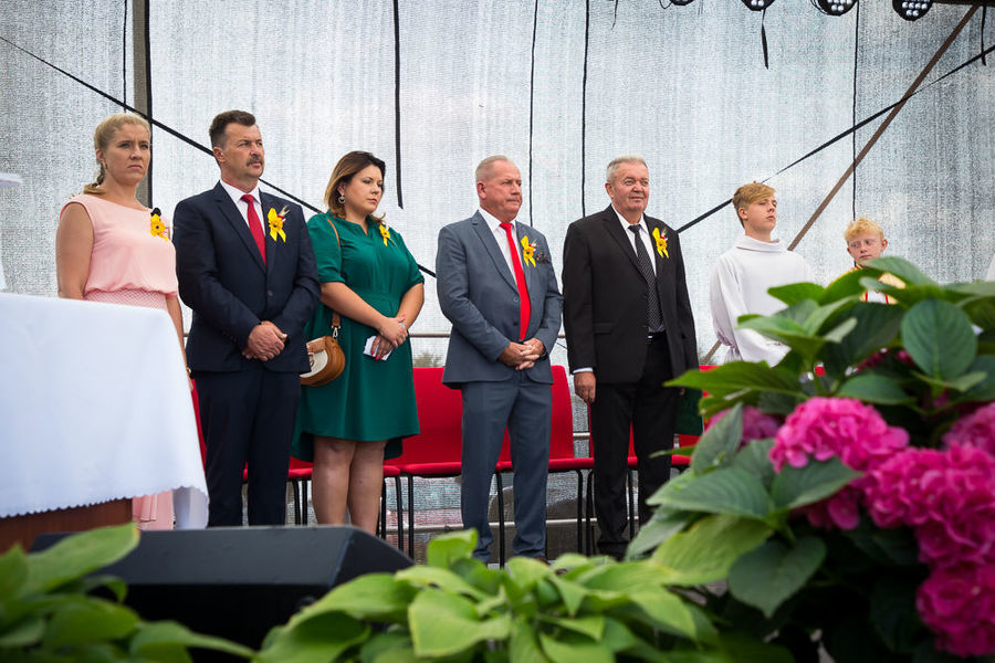 Na zdjęciu starostowie, radni i wójt na scenie podczas mszy