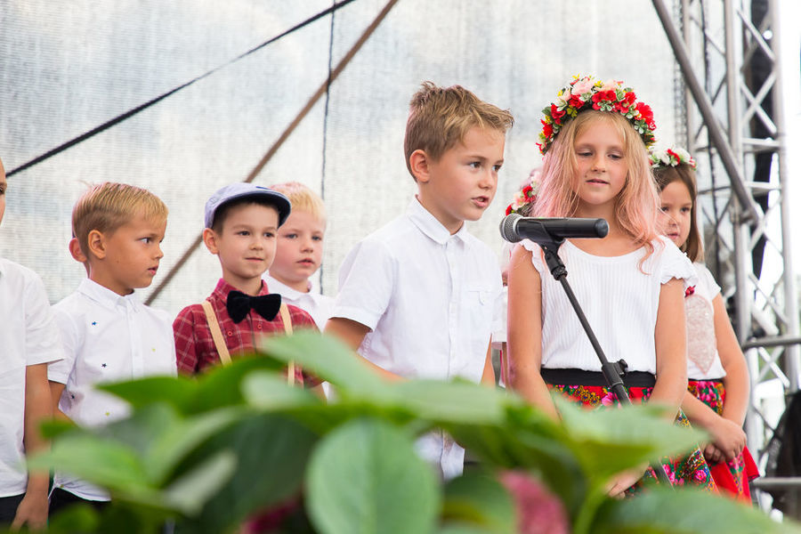 Na zdjęciu dzieci występujące na scenie