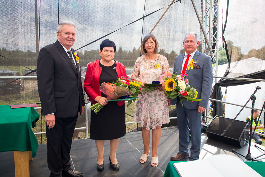 Na zdjęciu wójt i przewodniczący rady gminy raz z osobami odznaczonymi