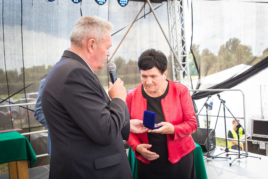 Na zdjęciu wójt wręcza odznaczenie „Zasłużony dla Gminy Niemce”