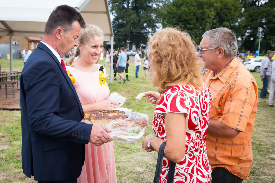 Na zdjęciu starostowie częstują chlebem uczestników dożynek
