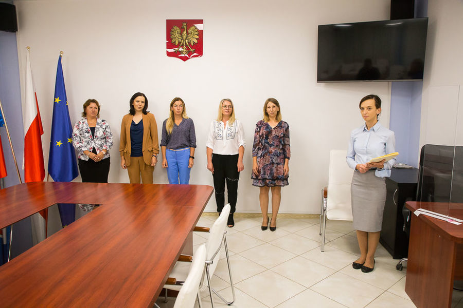 Na zdjęciu nauczyciele podczas ślubowania