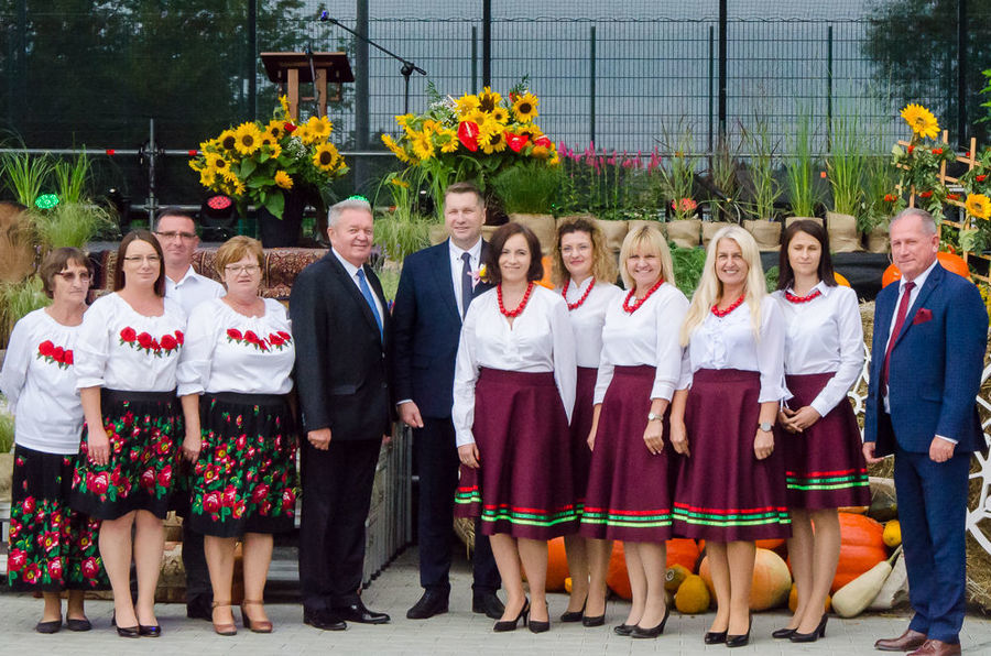 Zdjęcie grupowe delegacji z Gminy Niemce z Ministrem Edukacji Narodowej