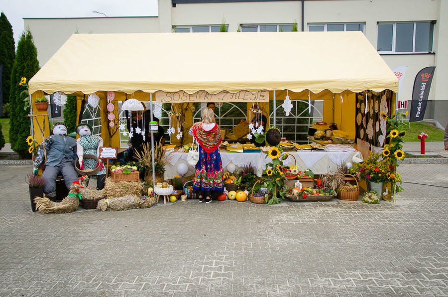 Na zdjęciu dożynkowe stoisko promocyjne