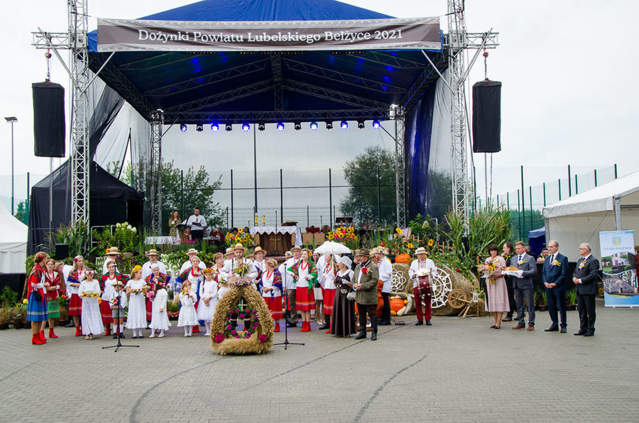 Na zdjęciu grupa folklorystyczna z gospodarzami dożynek przed sceną