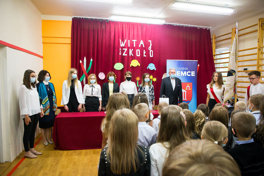 Na zdjęciu Wójt Gminy Niemce z gronem pedagogiczny z Nasutowa podczas hymnu państwowego