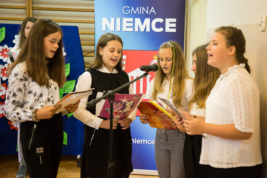 Na zdjęciu program artystyczny w wykonaniu uczniów szkoły