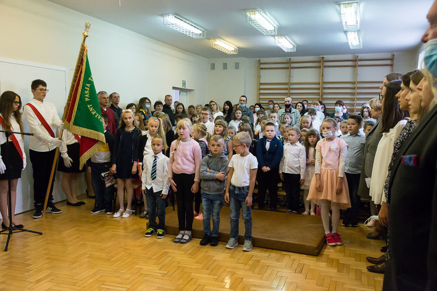 Na zdjęciu uczniowie z rodzicami i nauczycielami podczas hymnu państwowego