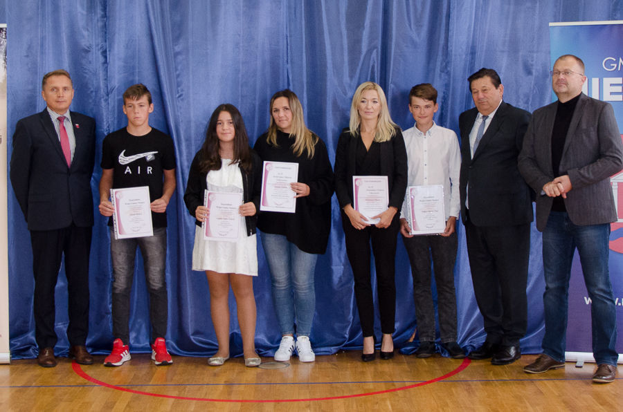 Zdjęcie grupowe stypendystów