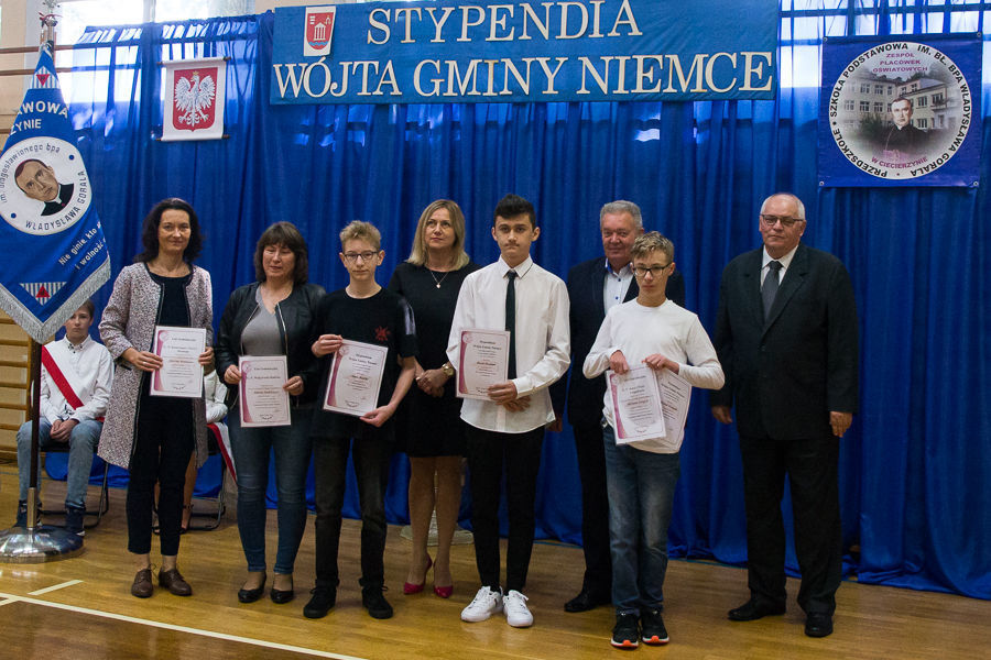 Zdjęcie grupowe stypendystów