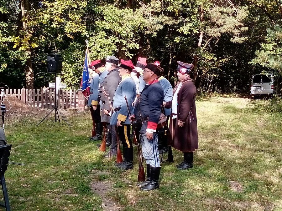 Na zdjęciu grupa rekonstrukcyjna w szeregu