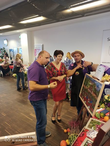 Na zdjęciu panie z KGW Niemce prezentują swoje prace