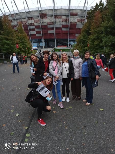 Na zdjęciu panie z KGW Niemce przed stadionem