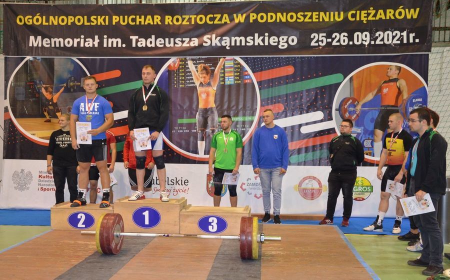 Na zdjęciu zawodnicy na podium