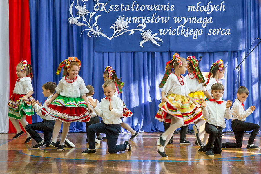 Na zdjęciu występy artystyczne dzieci.