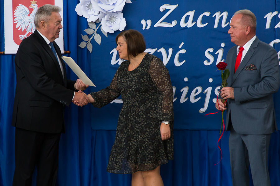 Na zdjęciu Wójt Gminy Niemce wręczający odznaczenie.