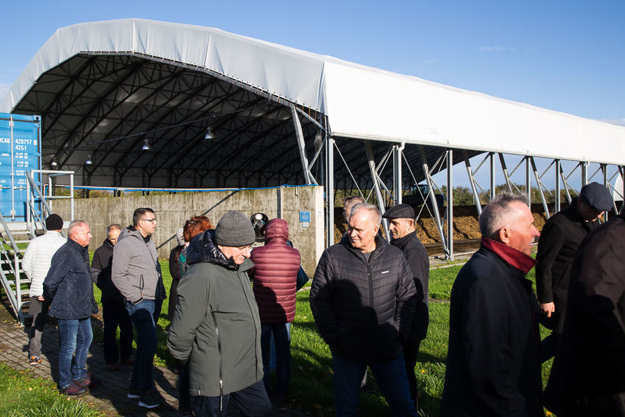 Delegacja podczas zwiedzania instalacji recyklingowych