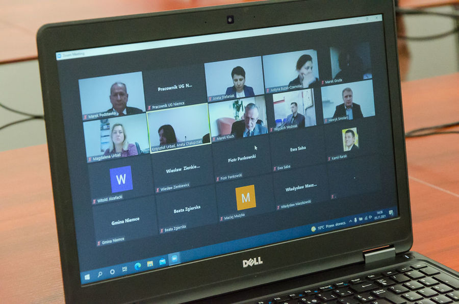 Na zdjęciu monitor laptopa z ikonami uczestników sesji