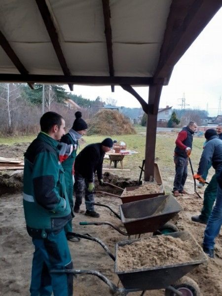 Na zdjęciu praca społeczna mieszkańców Zalesia