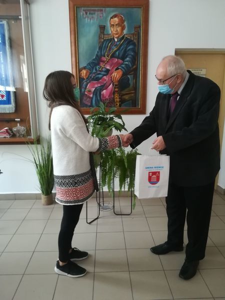 Na zdjęciu Dyrektor szkoły w Ciecierzynie wręczający nagrodę.