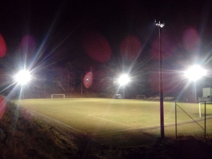 Na zdjęciu oświetlone boisko nocą