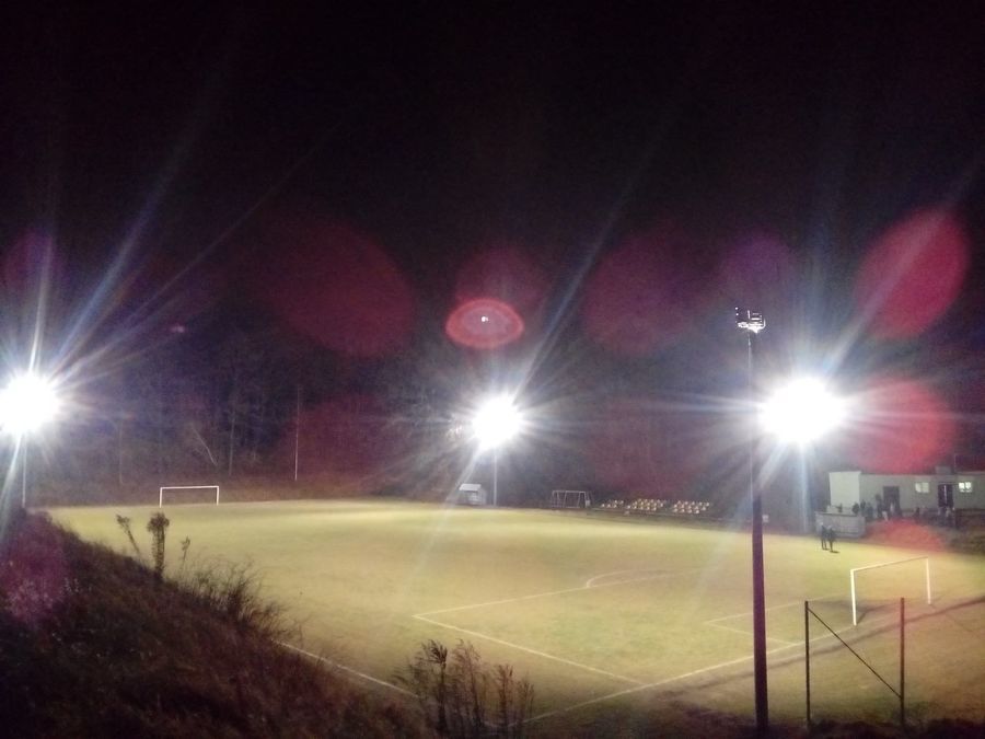 Na zdjęciu oświetlone boisko nocą