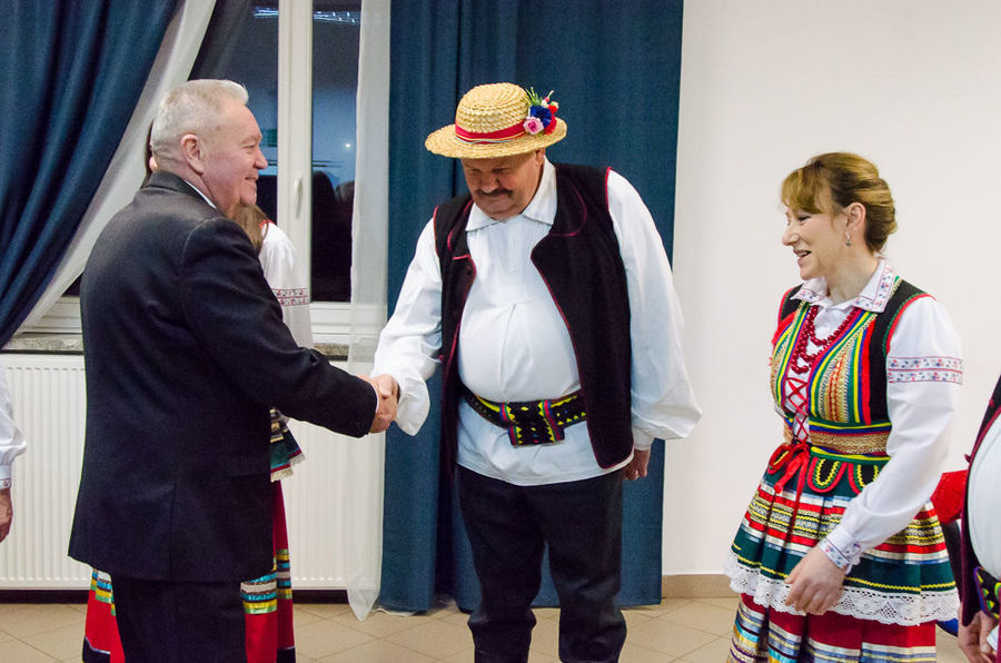 Na zdjęciu Wójt wita się z członkami zespołu