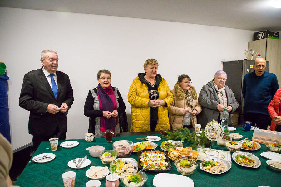 Na zdjęciu członkowie Klubu Seniora w Woli Niemieckiej śpiewający kolędy