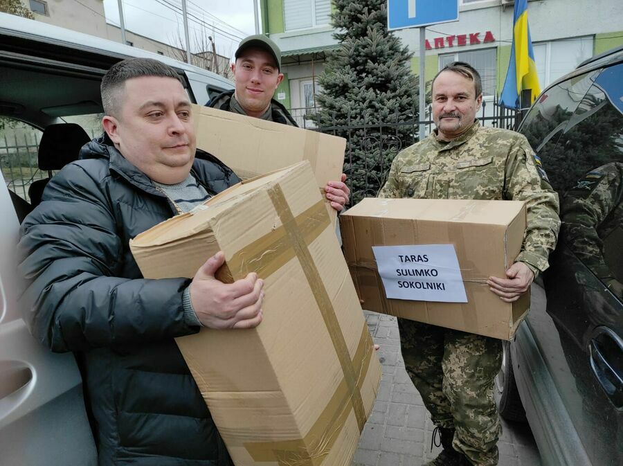 przyjaciele z Ukrainy odbierają dary
