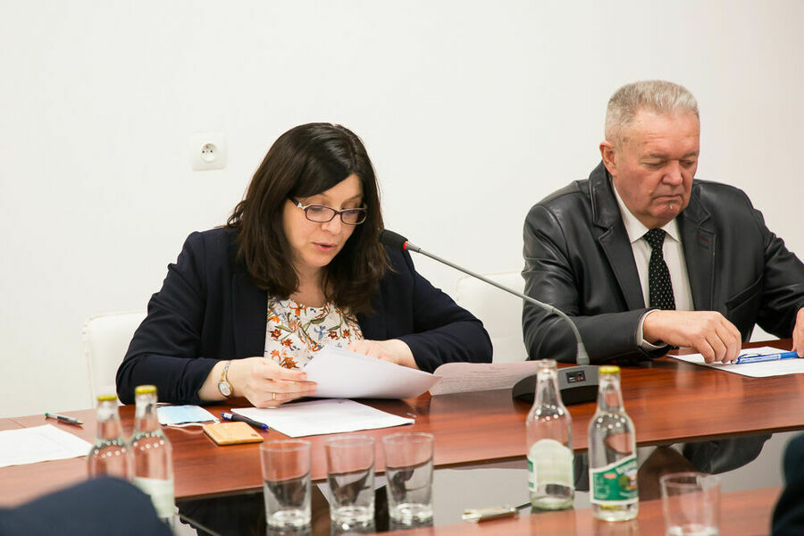 Skarbik gminy podczas odczytywania projektu zmian w budżecie