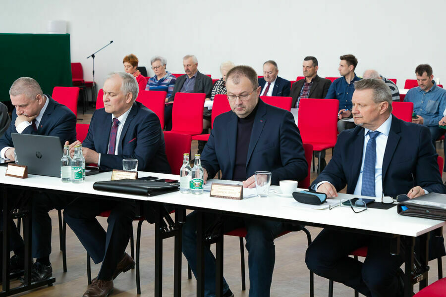 Na zdjęciu Radni Gminy Niemce podczas obrad